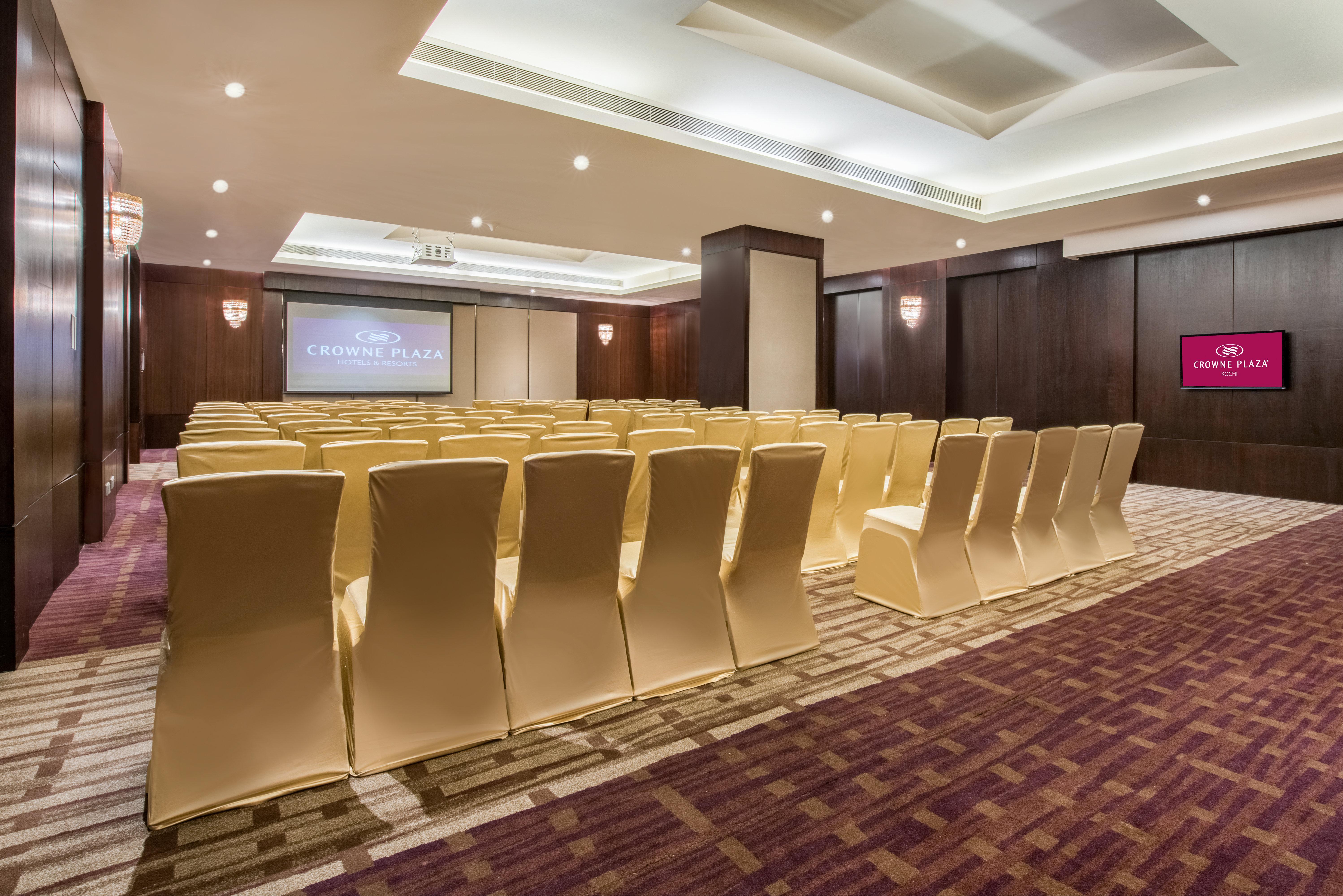 Crowne Plaza By Ihg होटल