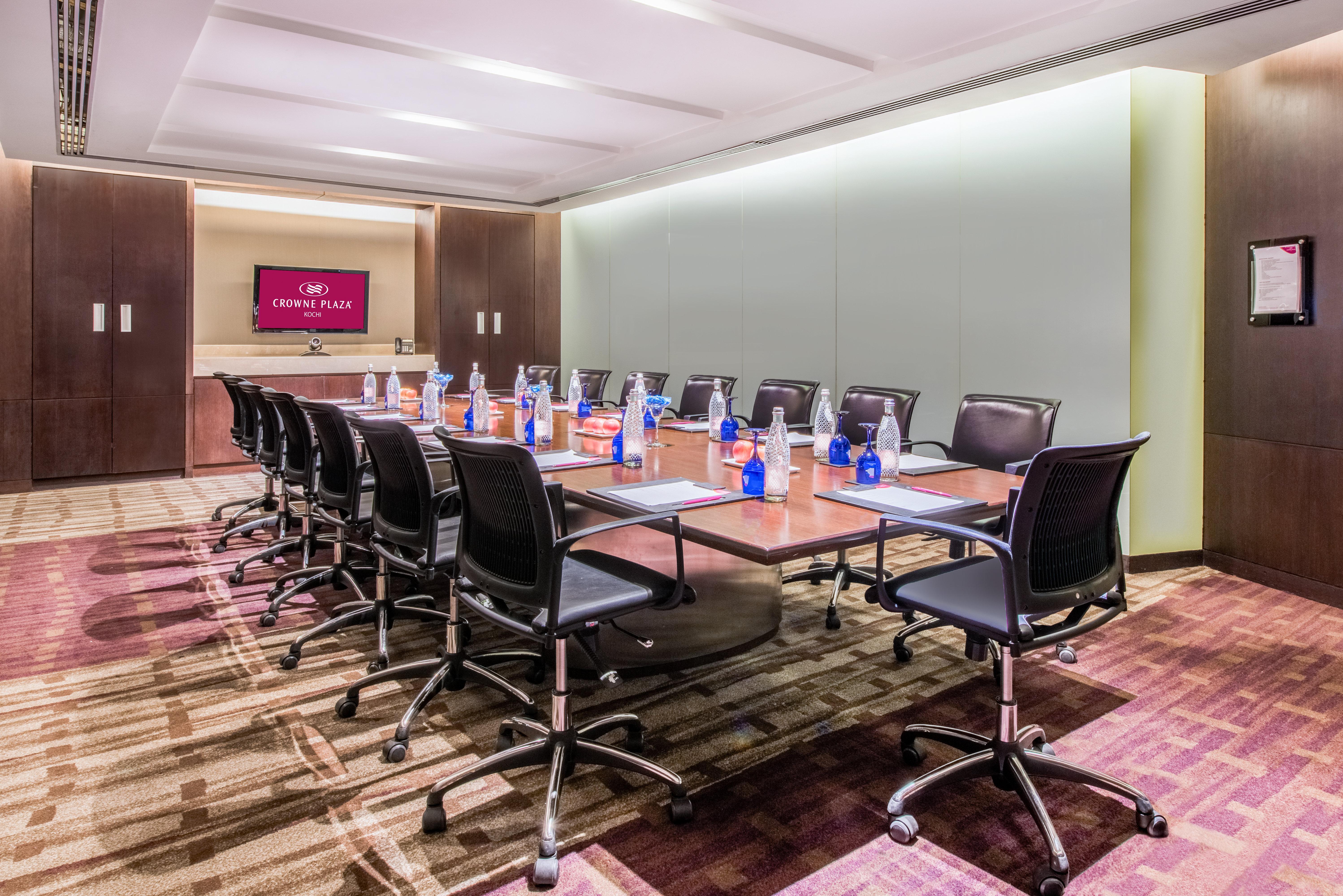 होटल Crowne Plaza By Ihg 5*