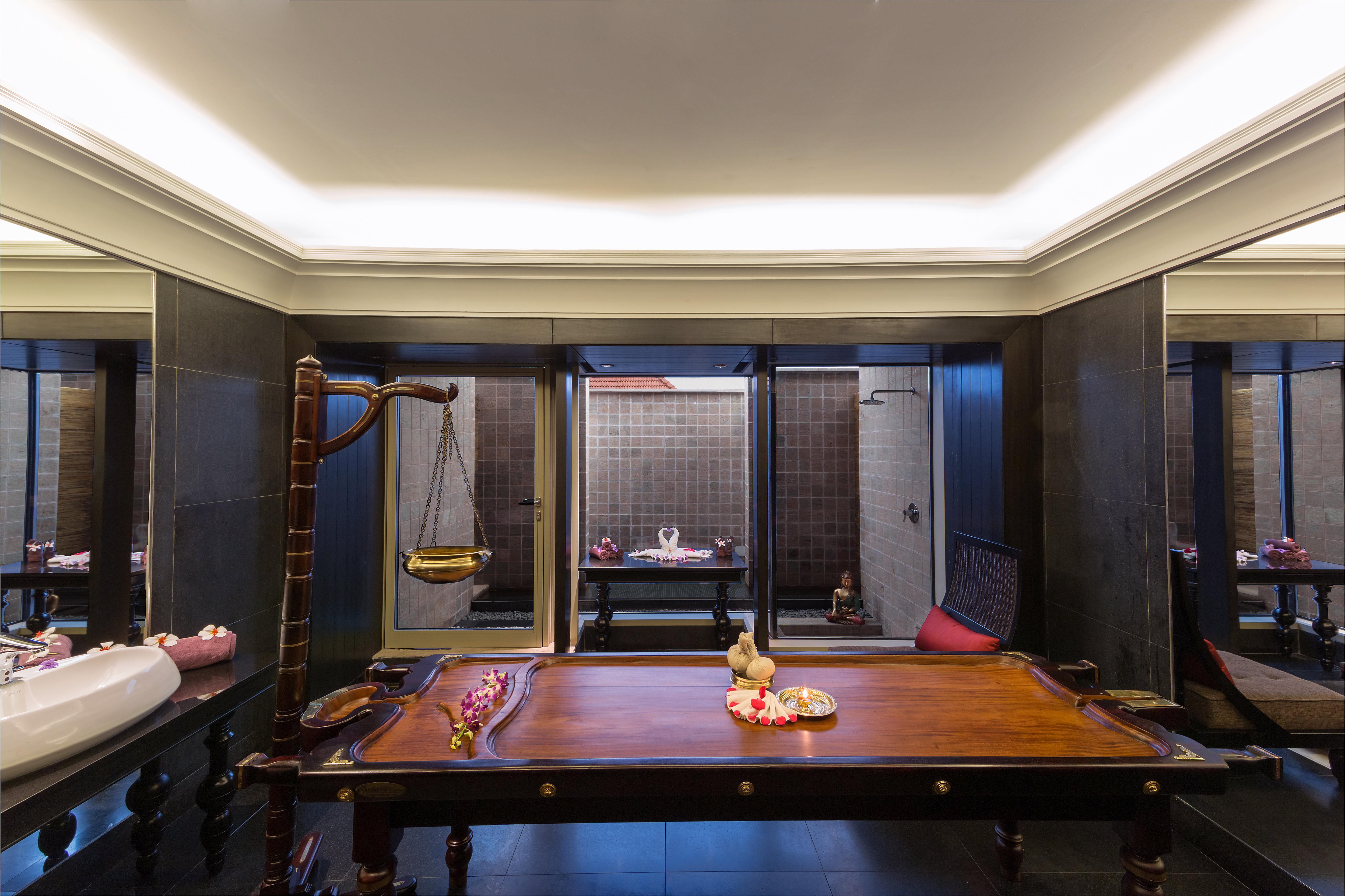 Crowne Plaza By Ihg होटल