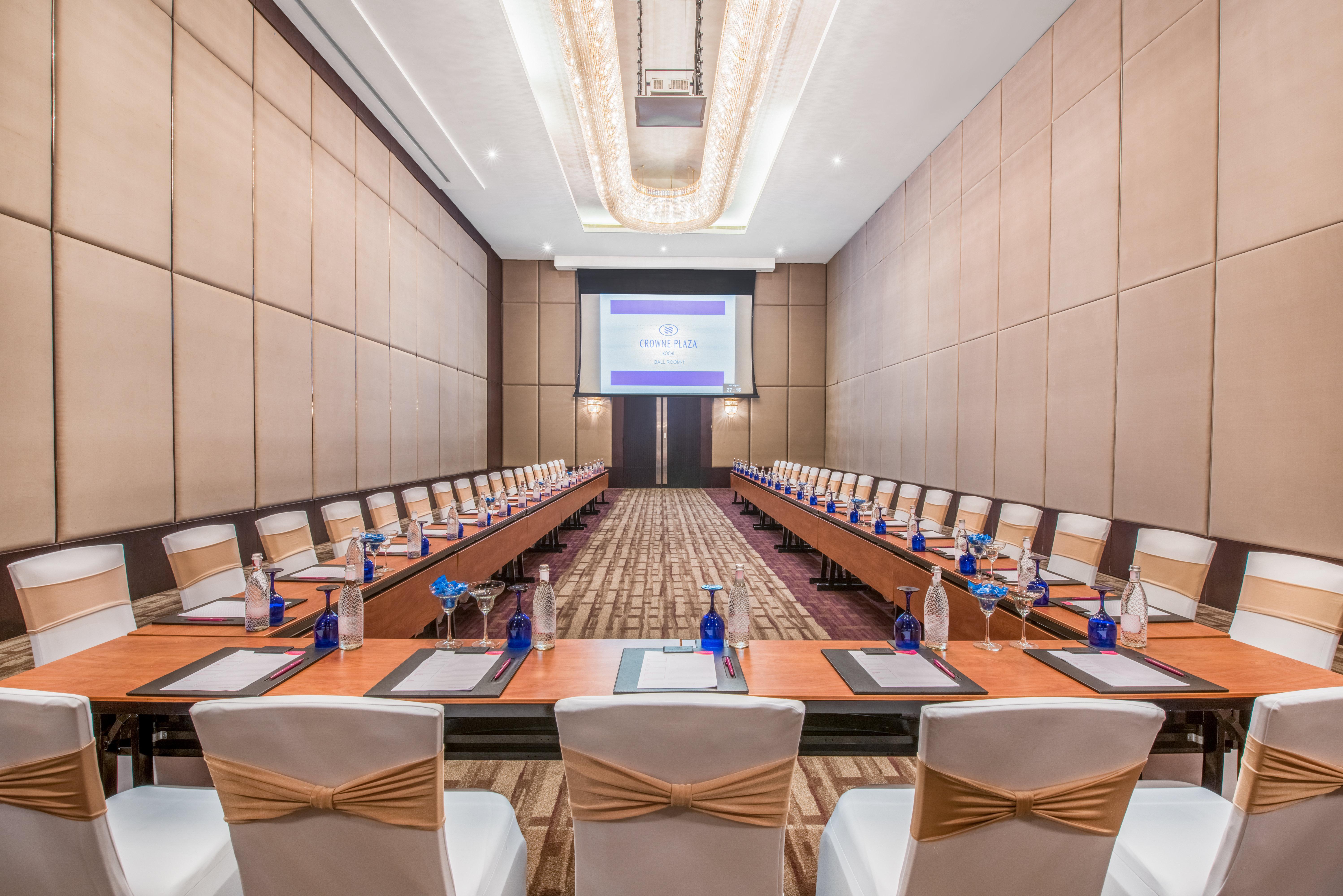 Crowne Plaza By Ihg होटल