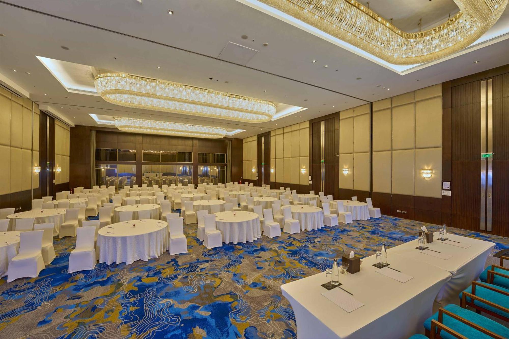 होटल Crowne Plaza By Ihg 5*